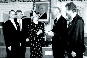 unternehmen geschichte 09 Scheckuebergabe